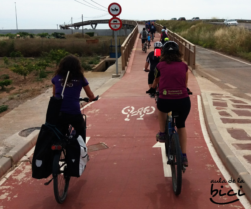 Salida del grupo por el carril bici