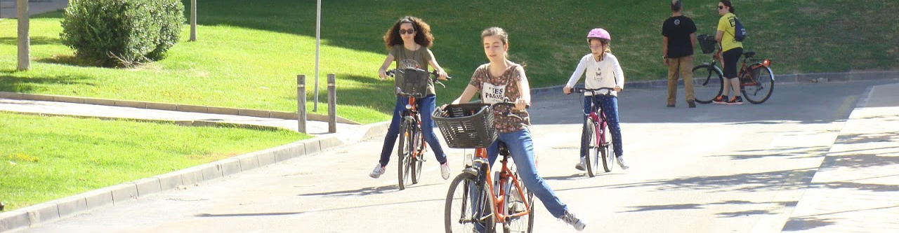 alumnas aprendiendo a montar en bici